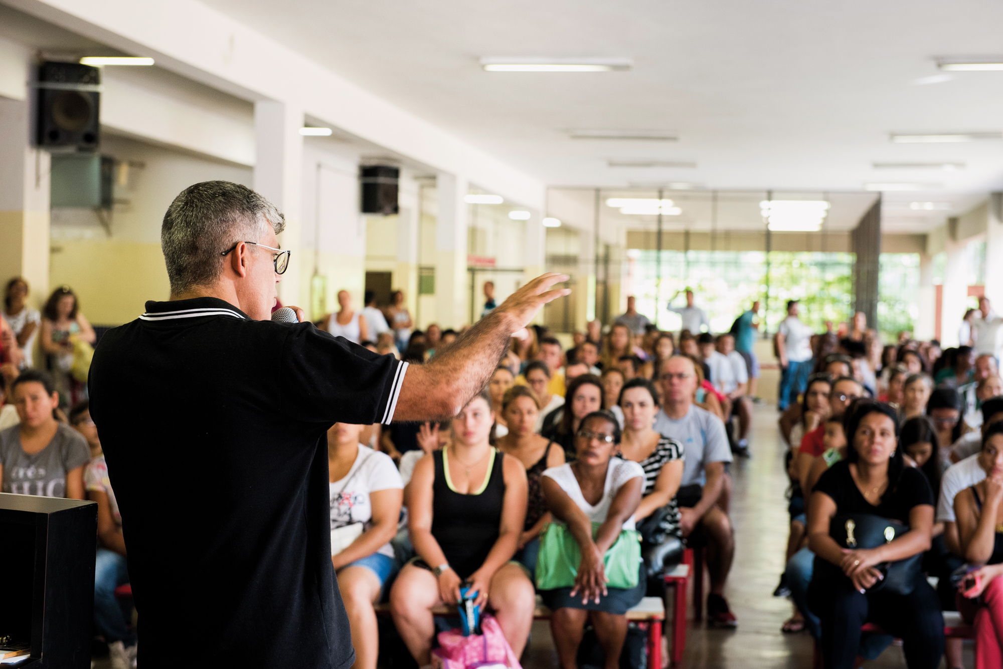 Reunião de conselho na EE Ayres de Moura, em São Paulo: mestrado ajudou diretor a enxergar caminhos para resolução de conflitos na escola e a estimular pesquisa dos alunos para a região | Foto: Gustavo Morita