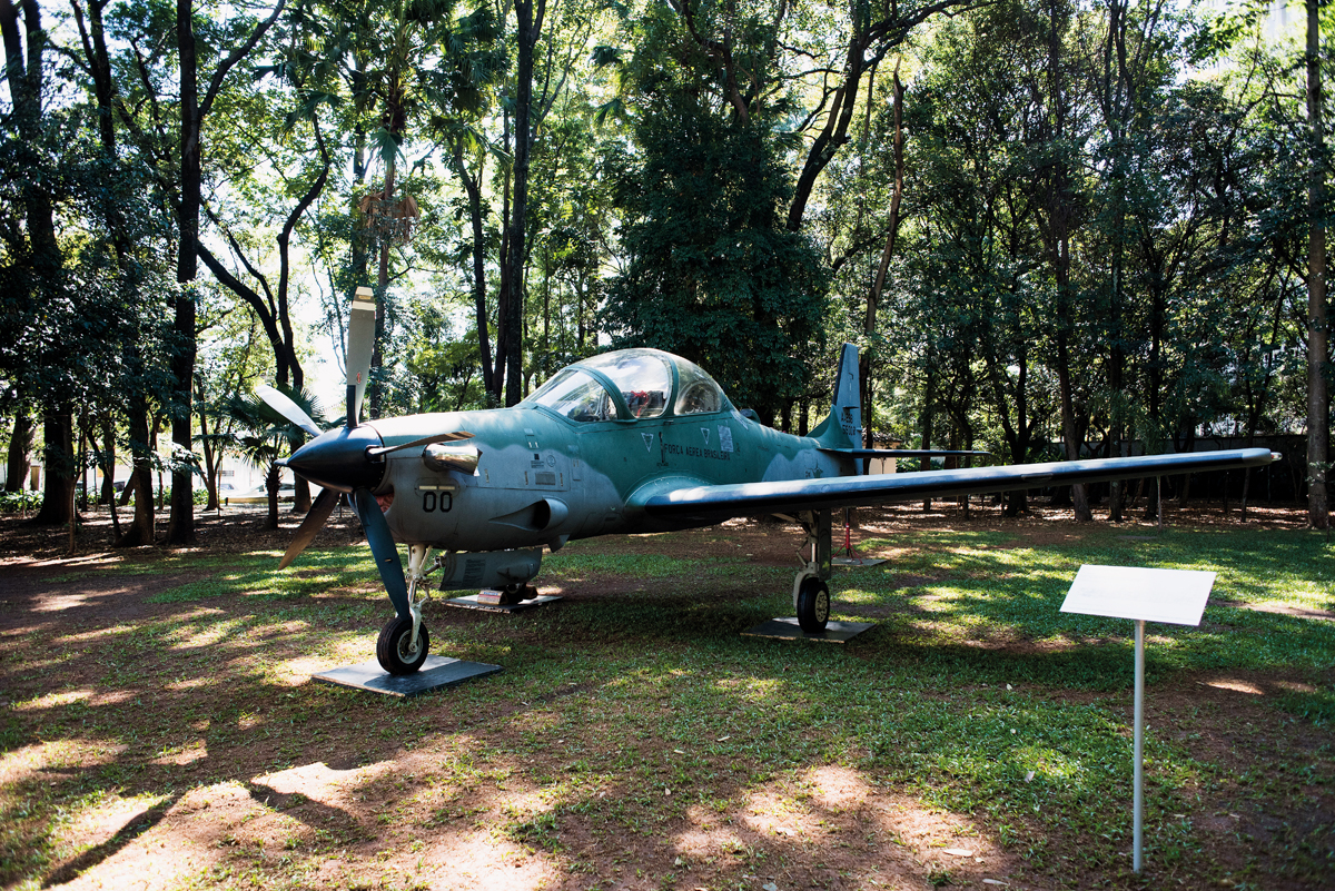 Nos jardins do Museu da Casa Brasileira, o A-29 Super Tucano, turboélice de ataque leve e treinamento, produzido pela Embraer para as Força Aérea Brasileira (Crédito: Gustavo Morita)