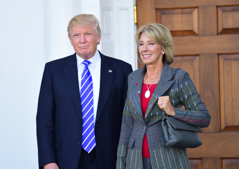 Secretária de Educação dos Estados Unidos Betsy DeVos ao lado do presidente Donald Trump. (Crédito: A Katz/Shutterstock.com)