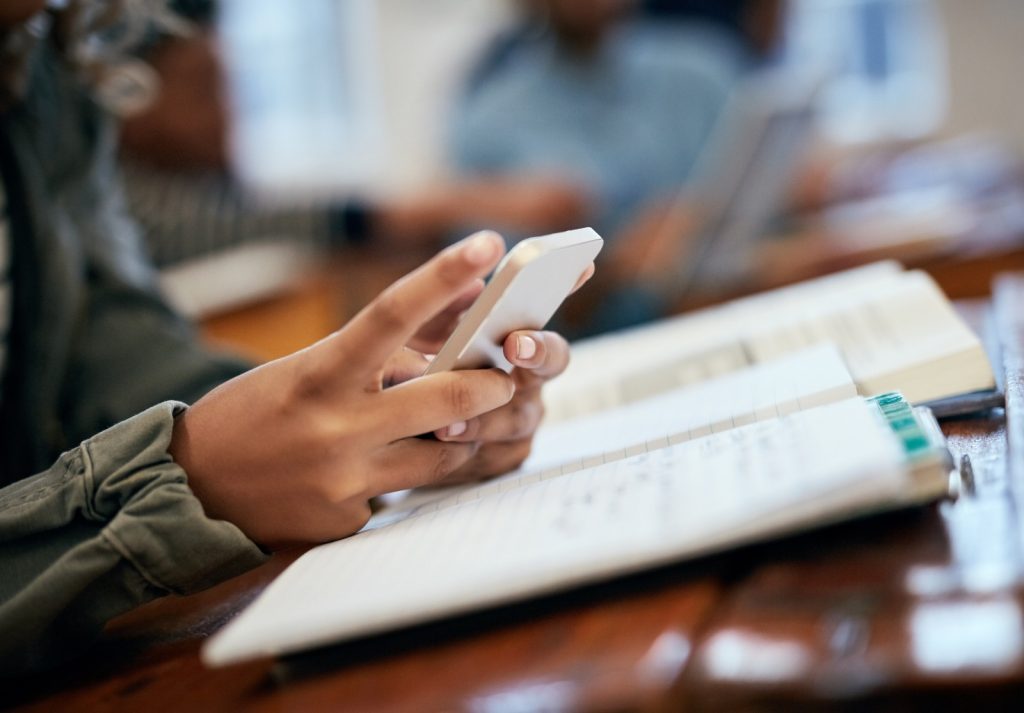 Questão do uso do celular vai muito além de proibições e regras rígidas (Foto: Shutterstock)