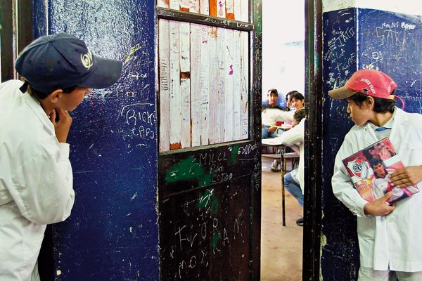 Província de Buenos Aires, maior rede pública da Argentina, adota medidas polêmicas para inclusão de estudantes na escola primária