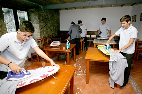 colégio ensina meninos a lavar e passar roupa