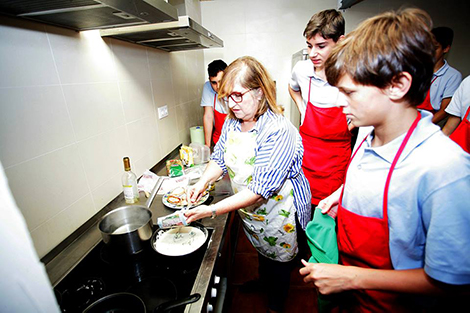 alunos aprendem a cozinhar