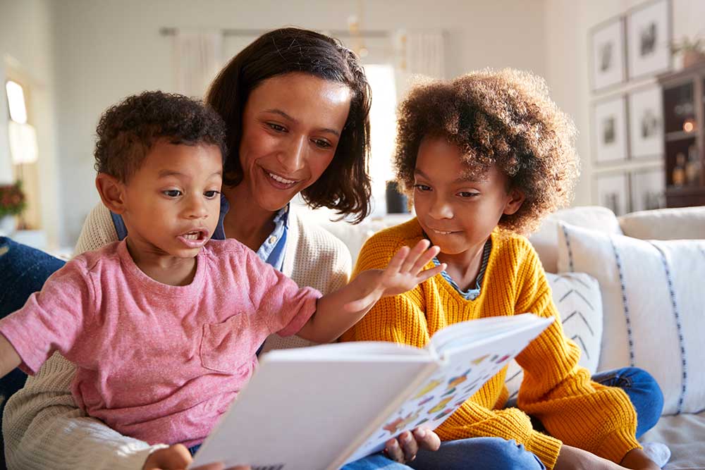 Revista Educação | Dicas para incentivar a alfabetização dos pequenos em  casa