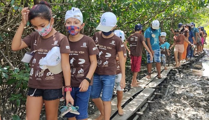 Visita-aos-Mangues-feita-por-criancas-que-participam-do-Projeto-de-Educacao-Ambiental