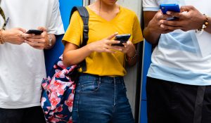 celular na escola - foto shutterstock