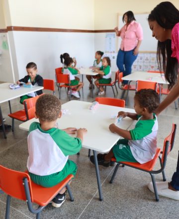 Lencois,,Bahia,,Brazil,-,June,1,,2024:,Children,Are,Seen