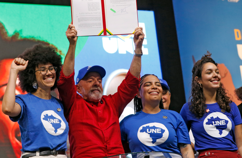 No congresso da UNE, Lula sanciona lei para recurso do pré-sal ampliar assistência estudantil