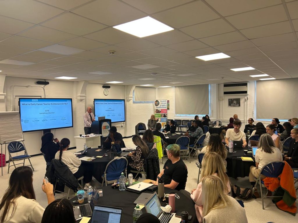 O que podemos aprender com a formação de diretores escolares na Inglaterra?