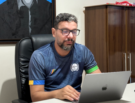 O diretor escolar que resolveu adotar a própria cidade