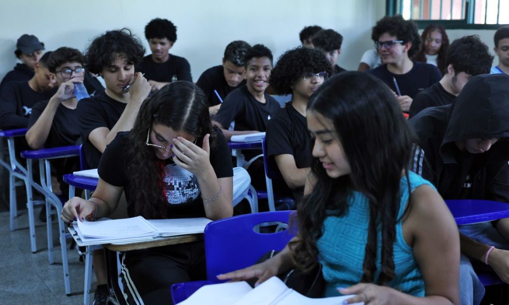 Estudantes querem escolas com mais conversas sobre sentimentos e futuro
