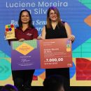 Foto Luciene no palco recebendo o prêmio - res