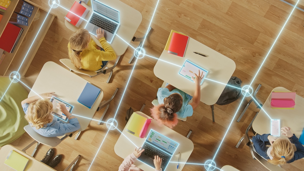 A inteligência artificial chegou à escola. Mas quem está formando o professor?